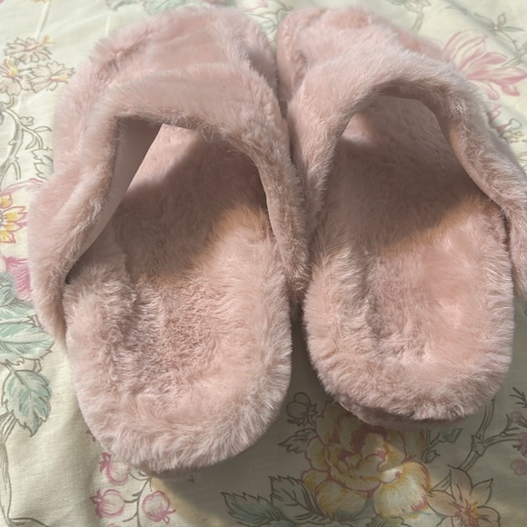 NWOT Pink fuzzy sandal/house shoes in size 6. - Picture 2 of 4